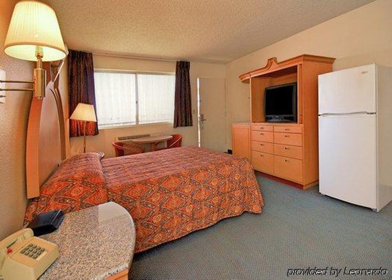 Travelodge By Wyndham Imperial - 2*